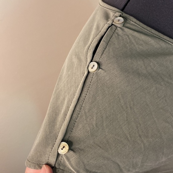 Green Envelope Los Angeles  Green Short Sleeve Top Shoulder Buttons (Size Small) - Picture 3 of 8